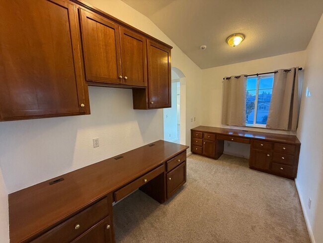 Building Photo - Large two story in Rose Hollow neighborhoo...