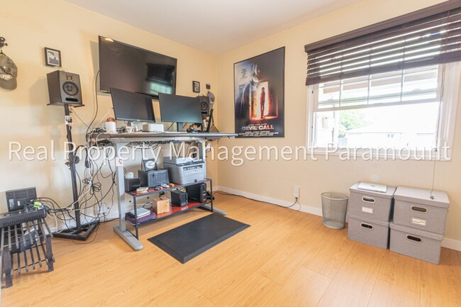 Building Photo - Modern, Eco-Friendly 4BR Home with Views i...