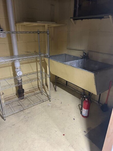 Building Photo - 1924 Guernsey Ave