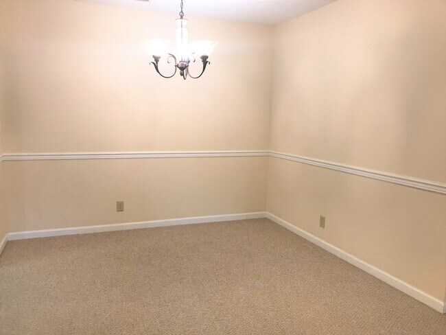 Building Photo - Hendersonville Condo - Top Floor - Wonderful Office Space!