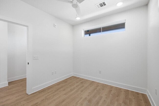 Building Photo - Beautiful 2 bedroom, 2 bathroom home in Gated Sunset Valley Community!!!