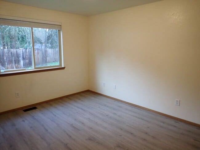 Building Photo - Puyallup Duplex