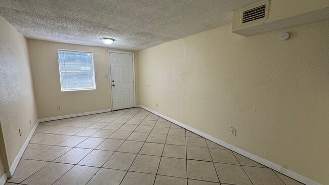 Building Photo - Affordable Ground-Floor Unit with Great Ci...
