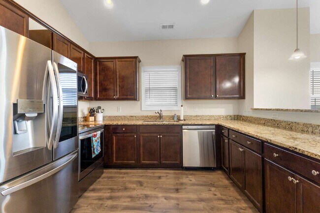Building Photo - Coastal Comfort Awaits: Spacious 3-Bed, 3-Bath Townhouse in Surf City!