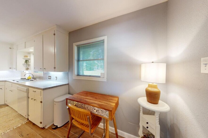 Building Photo - 118 Miller St