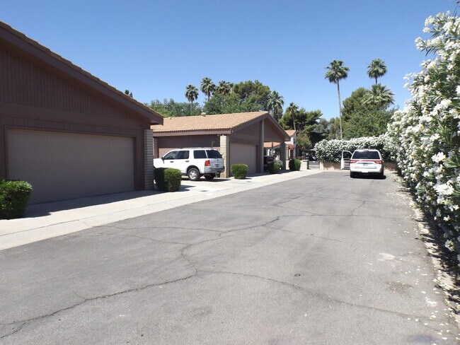 Building Photo - 2705 E Cactus Rd