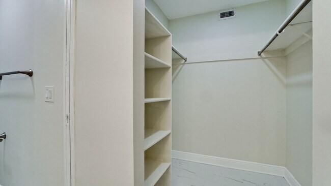 Building Photo - 542 Lakeside Dr