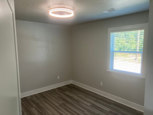 Building Photo - 4 Bed 2 Bath Apartment