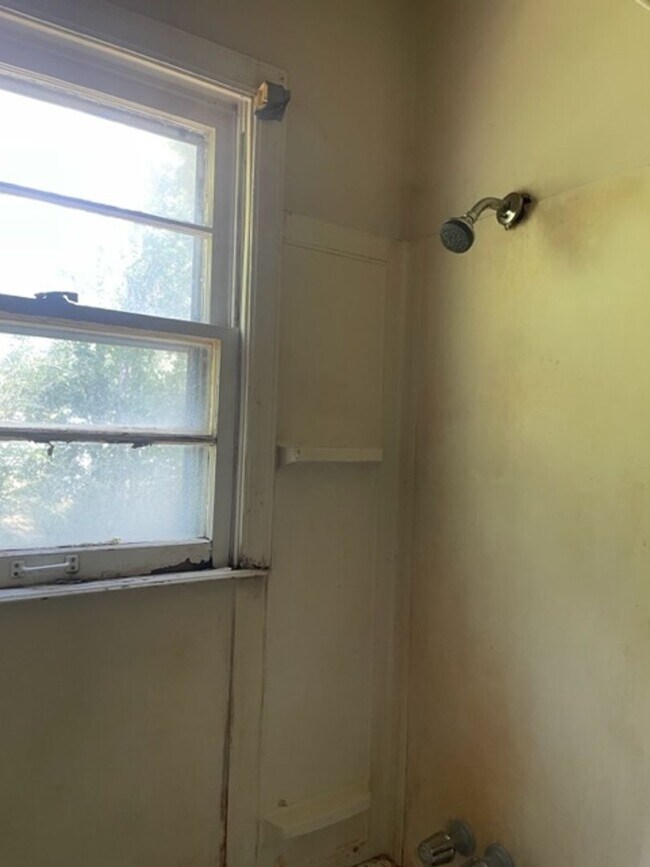 Building Photo - Three Bedroom One bathroom home for Rent