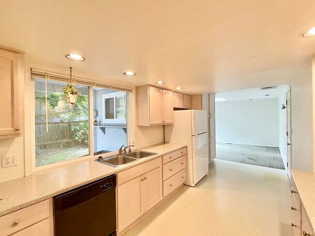 Building Photo - Spacious 5-Bedroom Home in Prime Location