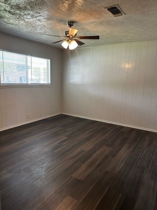 Building Photo - 402 Newton St