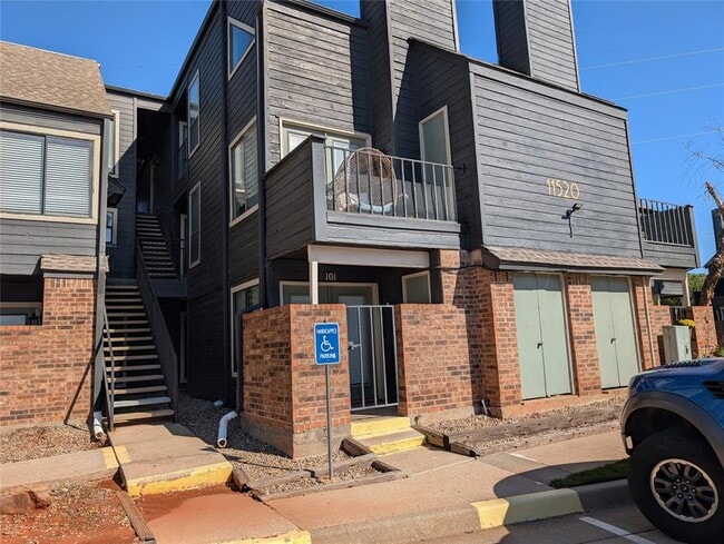 Primary Photo - 11520 N May Ave