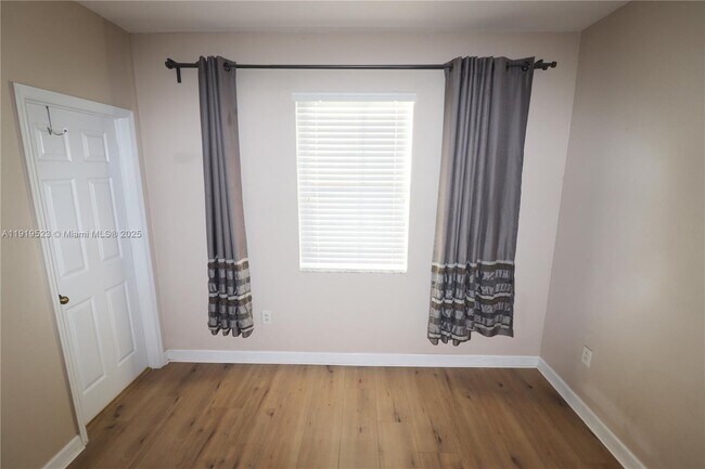 Building Photo - 230 SE 29th Ave