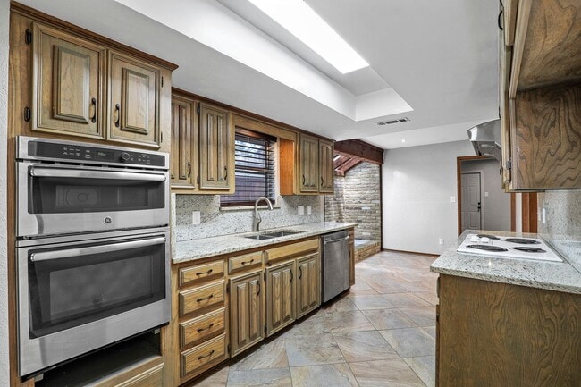 Building Photo - Elegantly Renovated Hickory Creek Home!