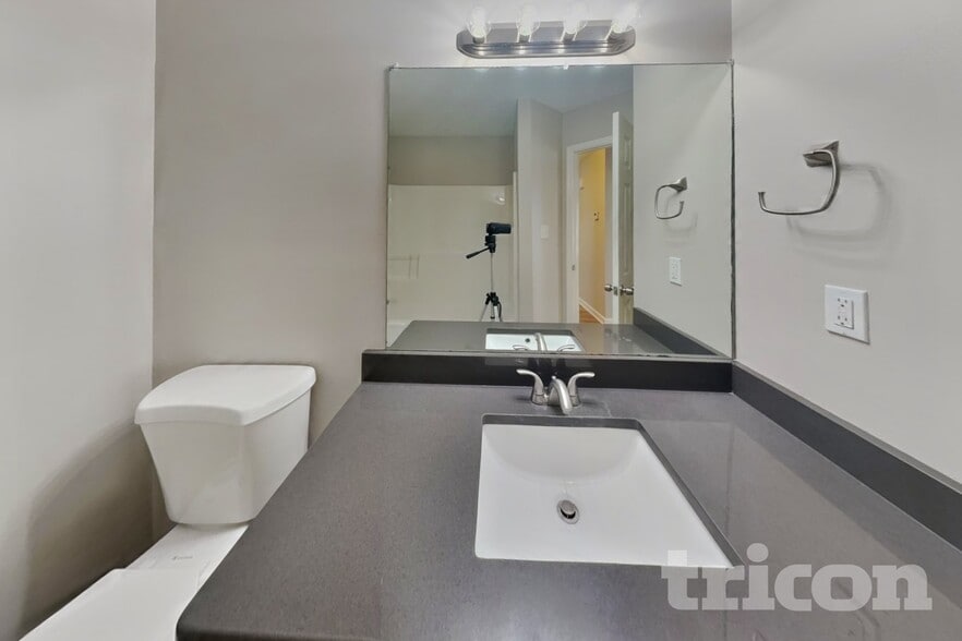 Building Photo - 5169 Parkerwood Dr
