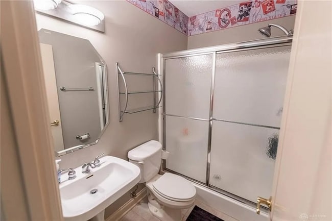 Building Photo - Immaculate Home in a Golf Course Community