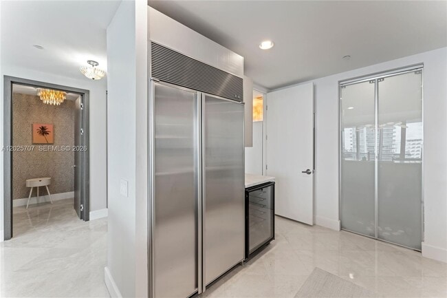 Building Photo - 5959 Collins Ave