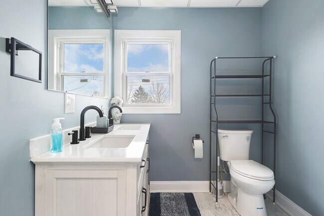 Building Photo - 444 Oneida St