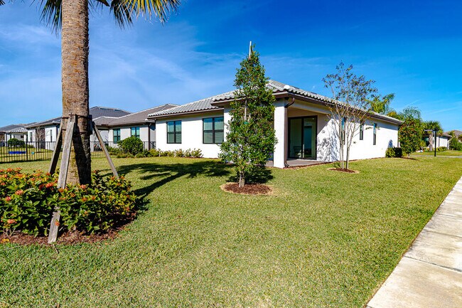 Building Photo - 758 SE Courances Dr