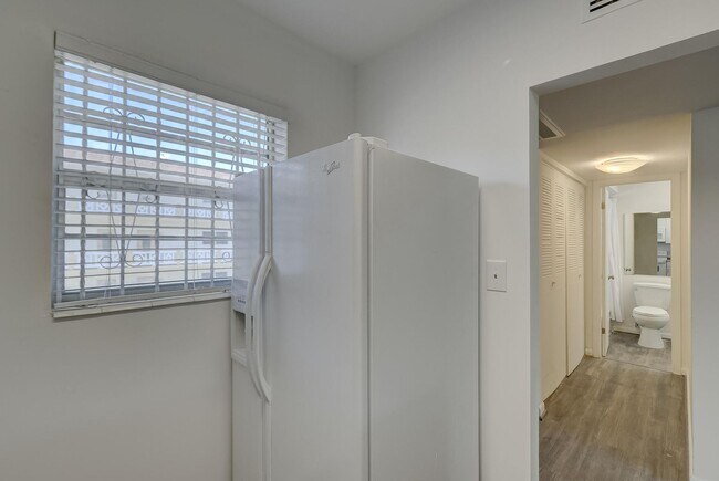 Building Photo - 5111 W Oakland Park Blvd