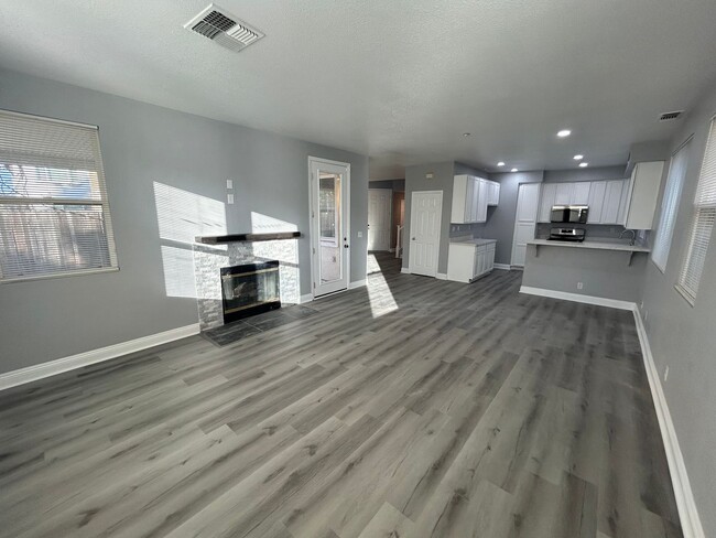 Building Photo - Newly Renovated 4 Bed 3 Bath Brentwood Home