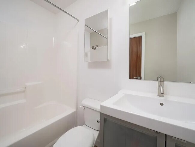 Building Photo - 38 NE Going St