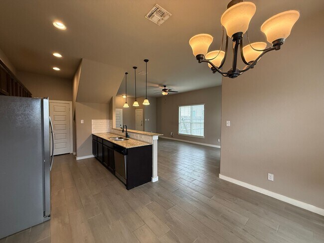 Building Photo - 2249 Avery Village