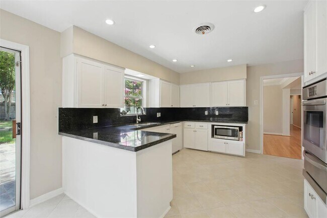 Building Photo - 10700 Beinhorn Rd