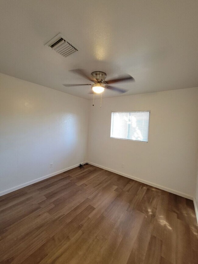 Building Photo - 2 Bedroom, 1 bath Apartment for Rent in Brawley