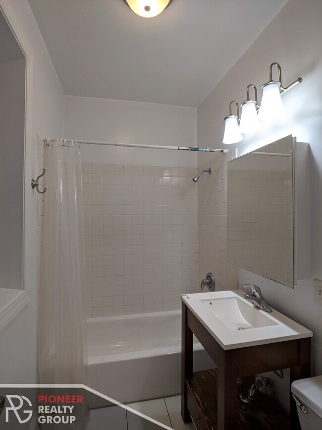 Building Photo - 857 W Cornelia Ave