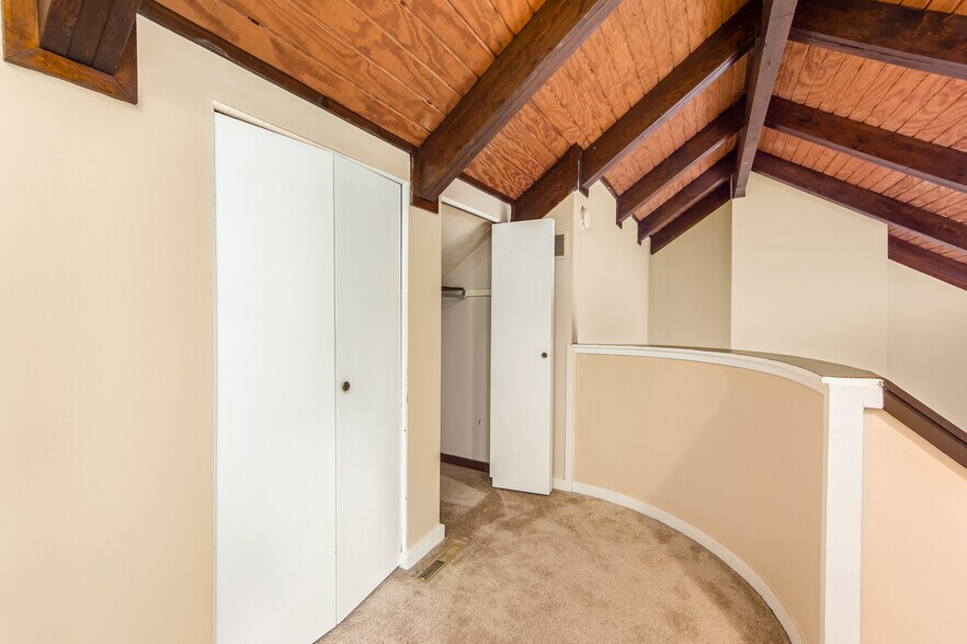 Upstairs hallway/landing - 3003 Cranston Dr