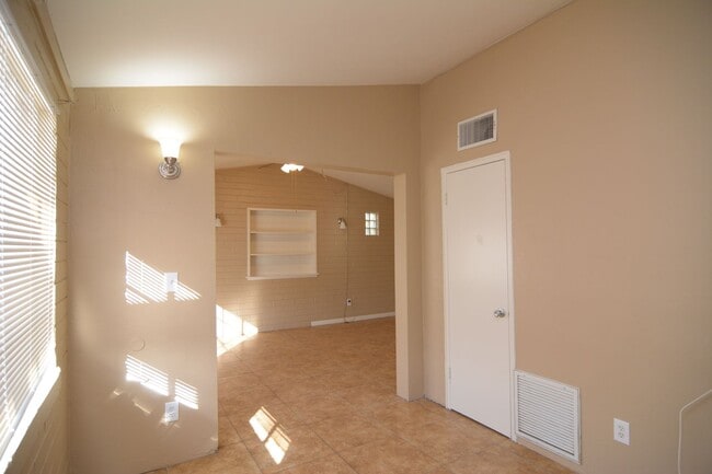 Building Photo - Charming 2 Bedroom 1 Bath Home! Central Tucson Location!