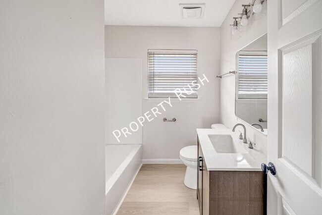 Building Photo - 1104 Queens Dr