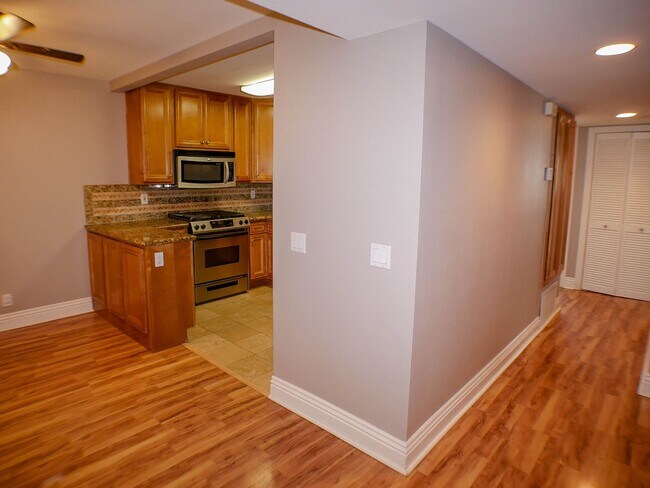Building Photo - 2BD/2BA Dual Master Condo of secured building in highly sought after Boutique Bella Capri building.