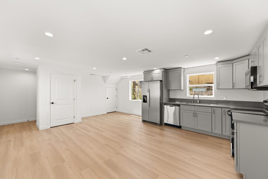 Building Photo - 1031 W 91st St