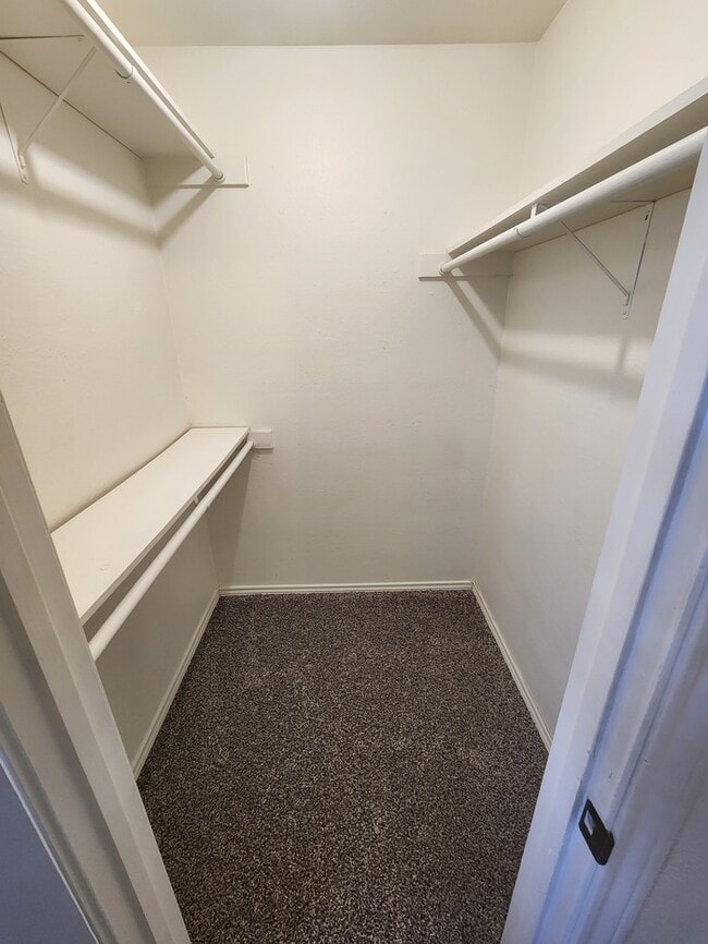 Building Photo - 3 bed 2 bath duplex