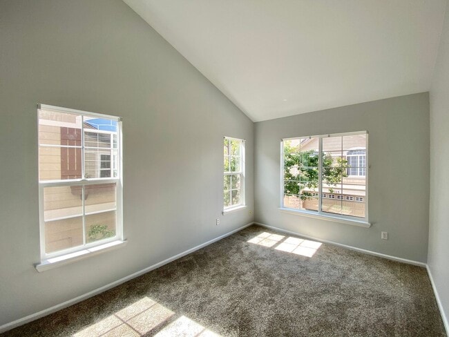 Building Photo - Fantastic Highlands Ranch Townhome - 3bed, 2.5 bath - End Unit