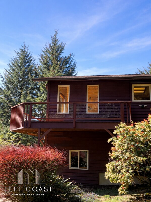 Building Photo - 7205 SW Burl Dr