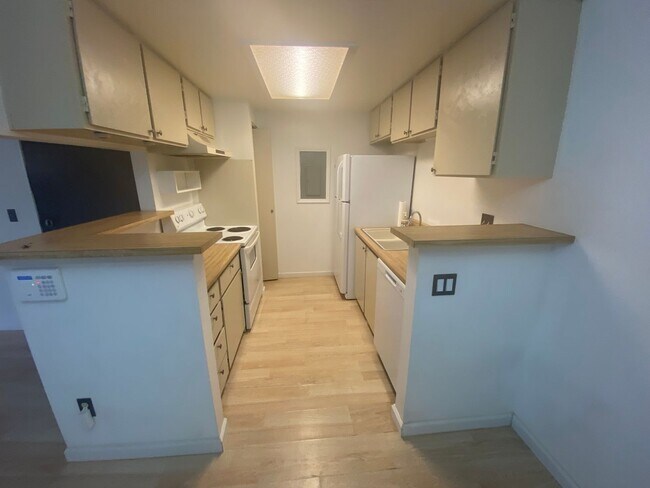 Building Photo - Beautiful 1 Bedroom Condo Across from Buck...