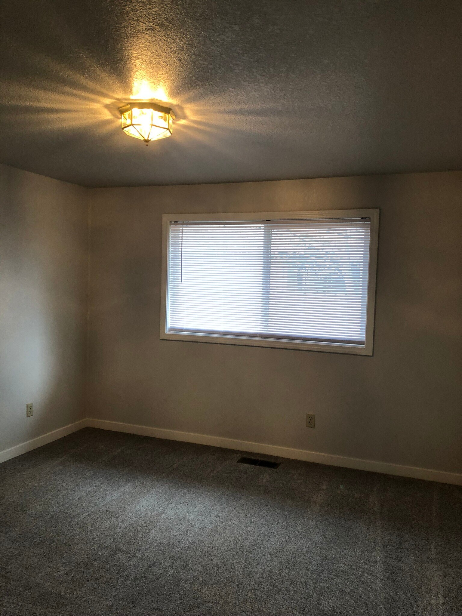 Building Photo - 1372 Glengrove Ave