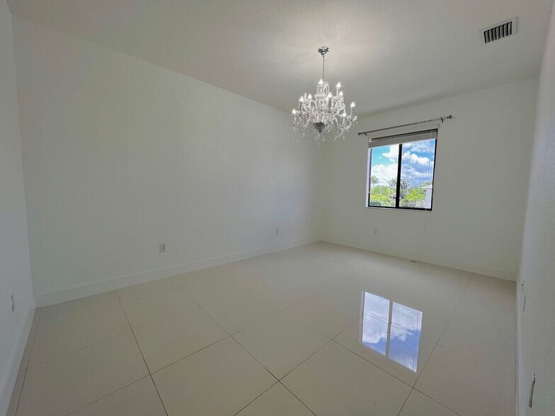 Building Photo - 492 SW 91st Pl