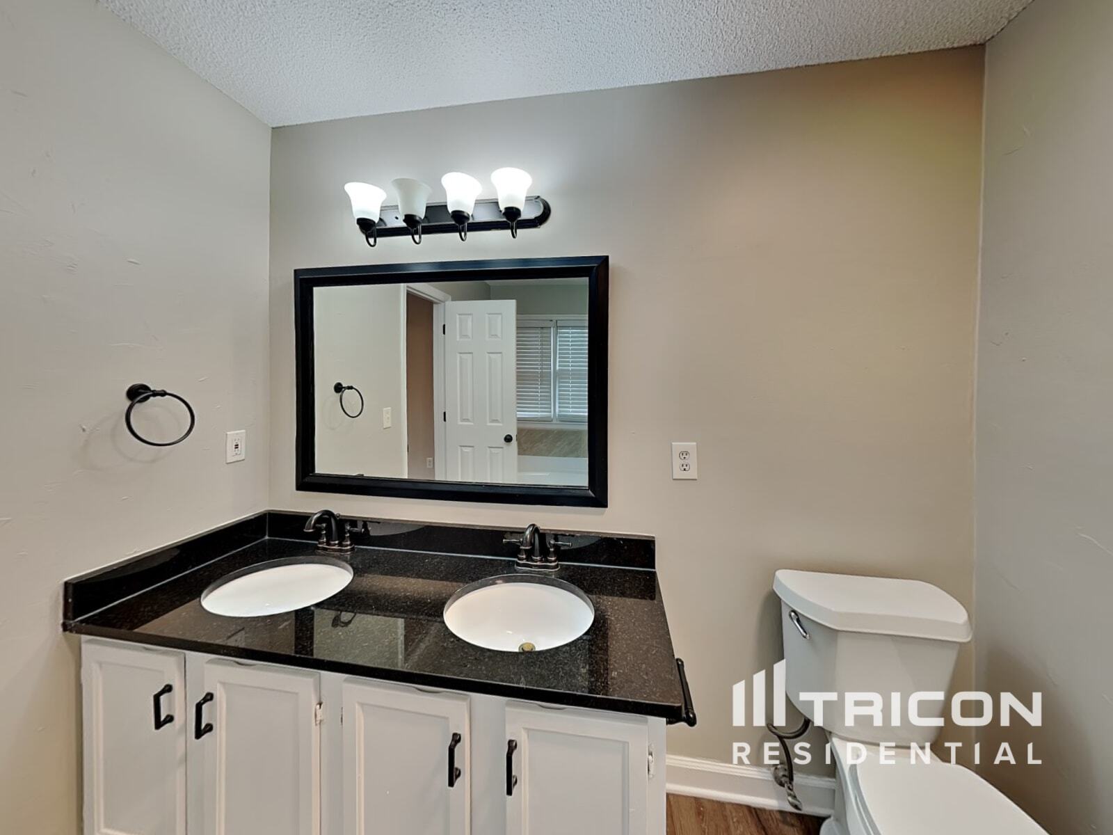 Building Photo - 703 Players Ct