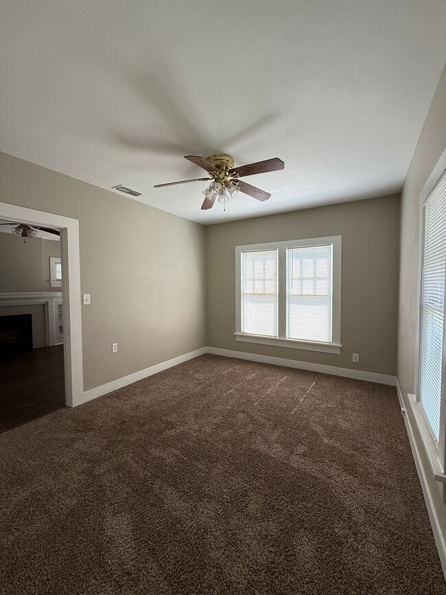 Building Photo - 2 Bedroom 1 bath - Water Included