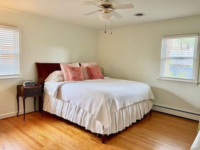 Building Photo - 3BD/ 2BA Brick Ranch in Lakeview Smith Terrace! Gorgeous Private Back Yard! Available NOW!