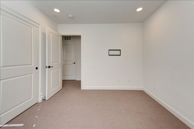 Building Photo - 946 Blackstone Dr