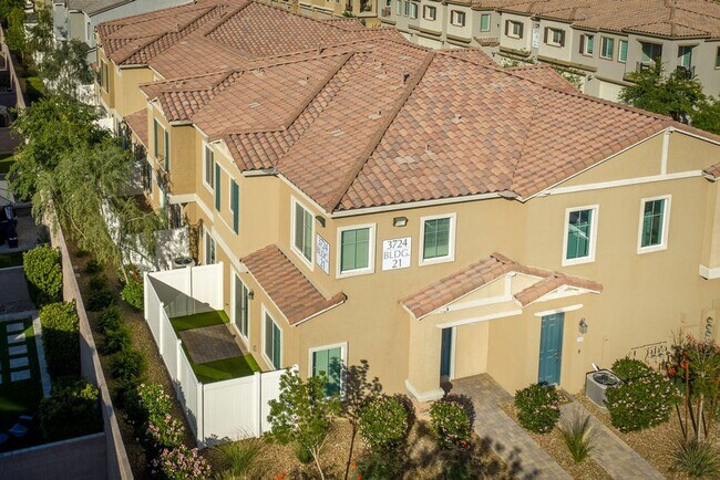 Building Photo - Modern Henderson Townhome with Loft & Resort-Style Amenities