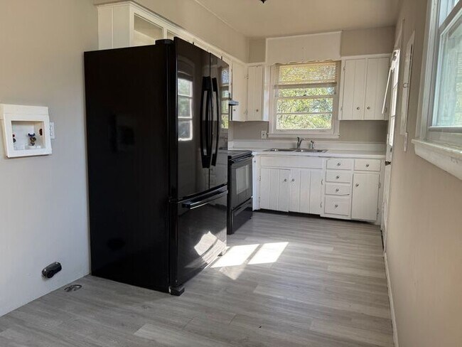 Building Photo - Remodeled Madison Brick Duplex!! 2/1 Large...