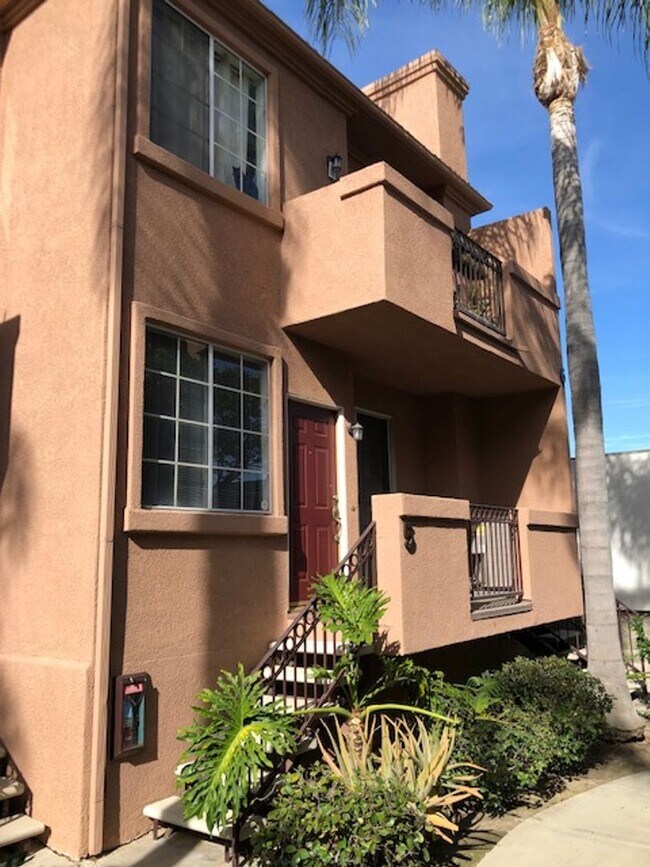 Building Photo - Beautiful 3 bedroom 2 bath Townhome across...