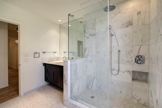 Building Photo - 5110 San Felipe St