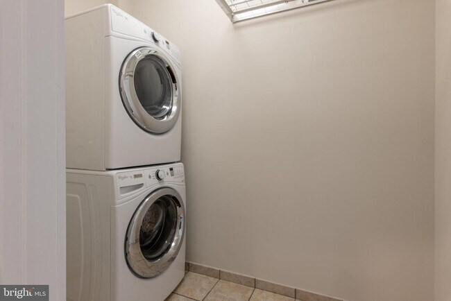 Building Photo - 1527 16th Rd N